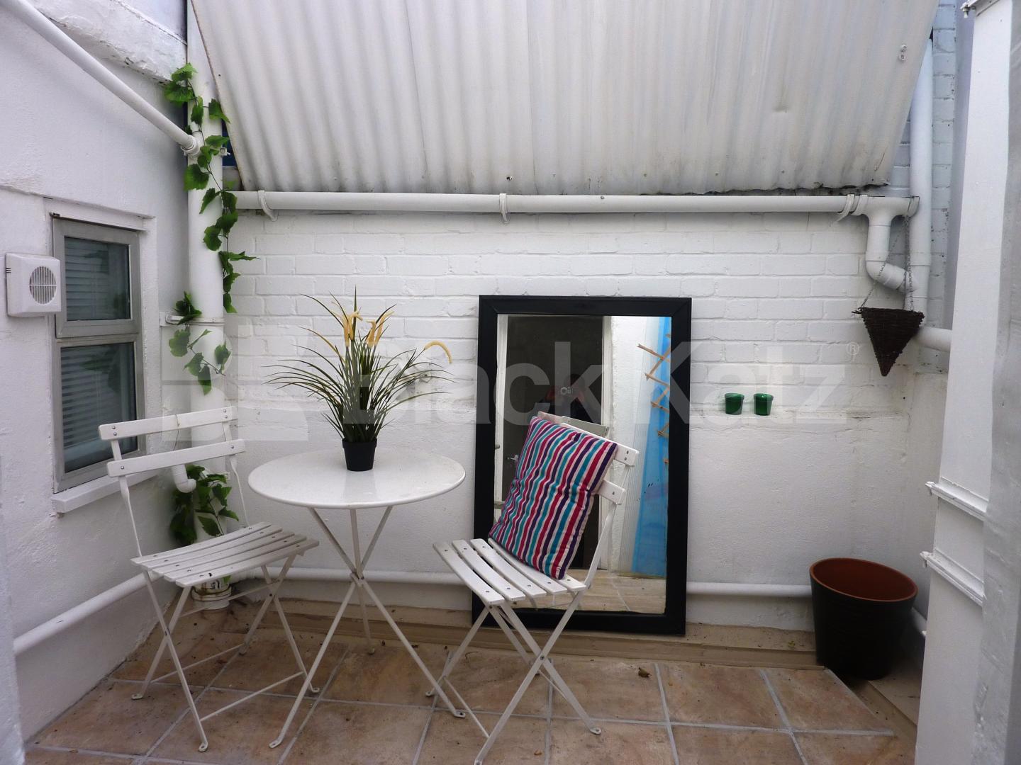 			NEAR POTOBELLO ROAD MARKET, 1 Bedroom, 1 bath, 1 reception Flat			 Goldburne Road, LADBROKE GROVE